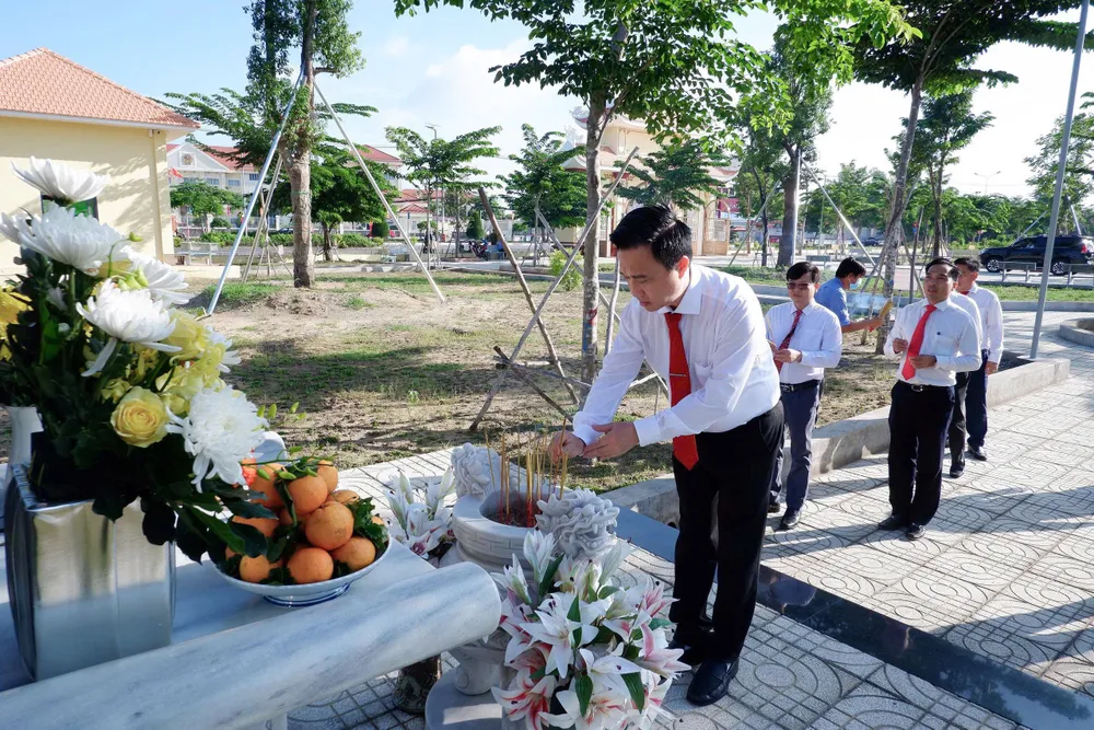 Đồng chí Đặng Minh Thông dâng hương tại đền thờ Anh hùng liệt sĩ Chiến khu Rừng SáC IMG_0108.jpeg