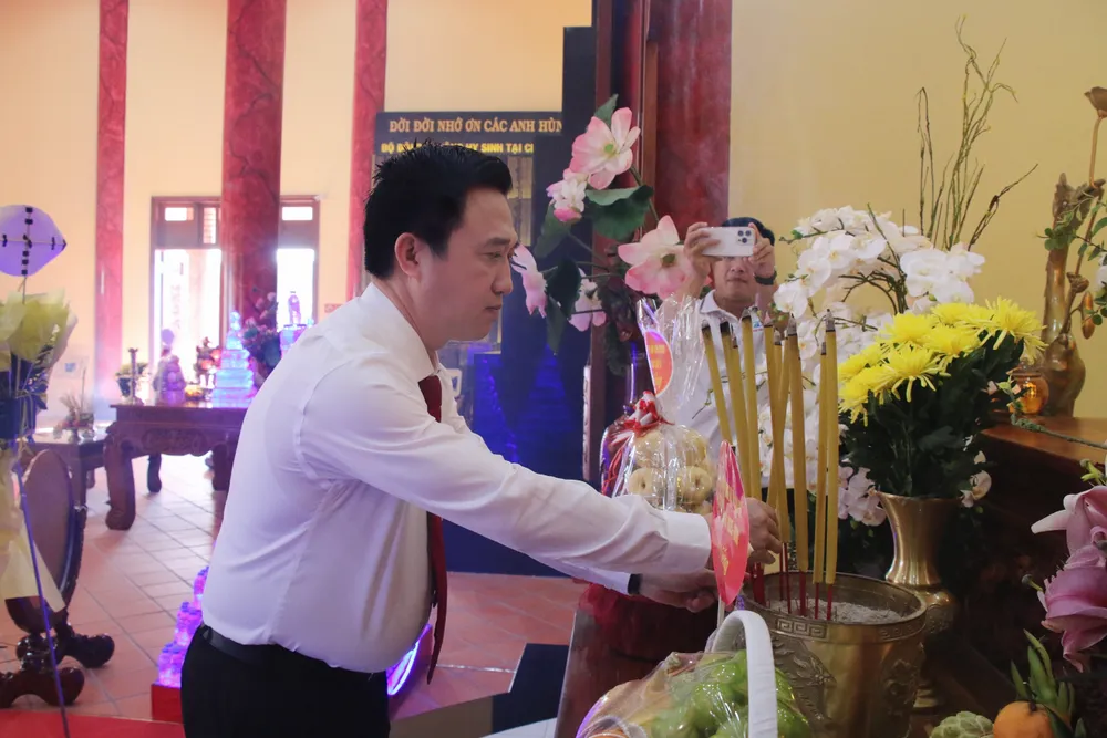 Đồng chí Đặng Minh Thông dâng hương tại đền thờ Anh hùng liệt sĩ Chiến khu Rừng Sác IMG_7707.jpeg