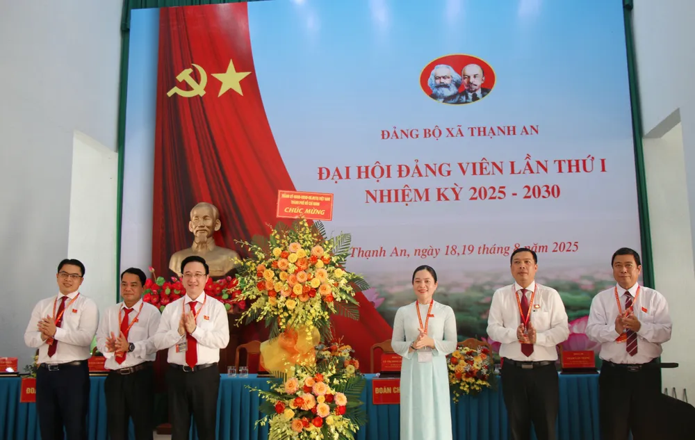 Phó Bí thư Thành uỷ TPHCM Đặng Minh Thông tặng hoa chúc mừng Đảng bộ xã Thạnh An IMG_7709.jpeg