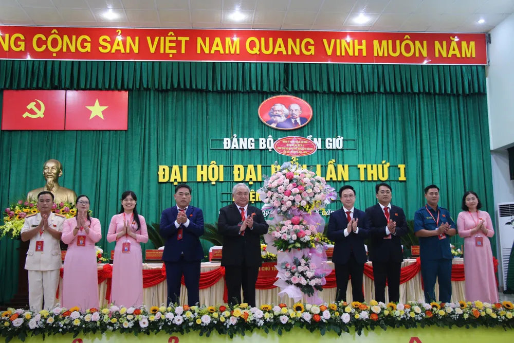 Đồng chí Đặng Minh Thông tặng hoa chúc mừng Đảng bộ xã Cần Giờ IMG_0113.jpeg