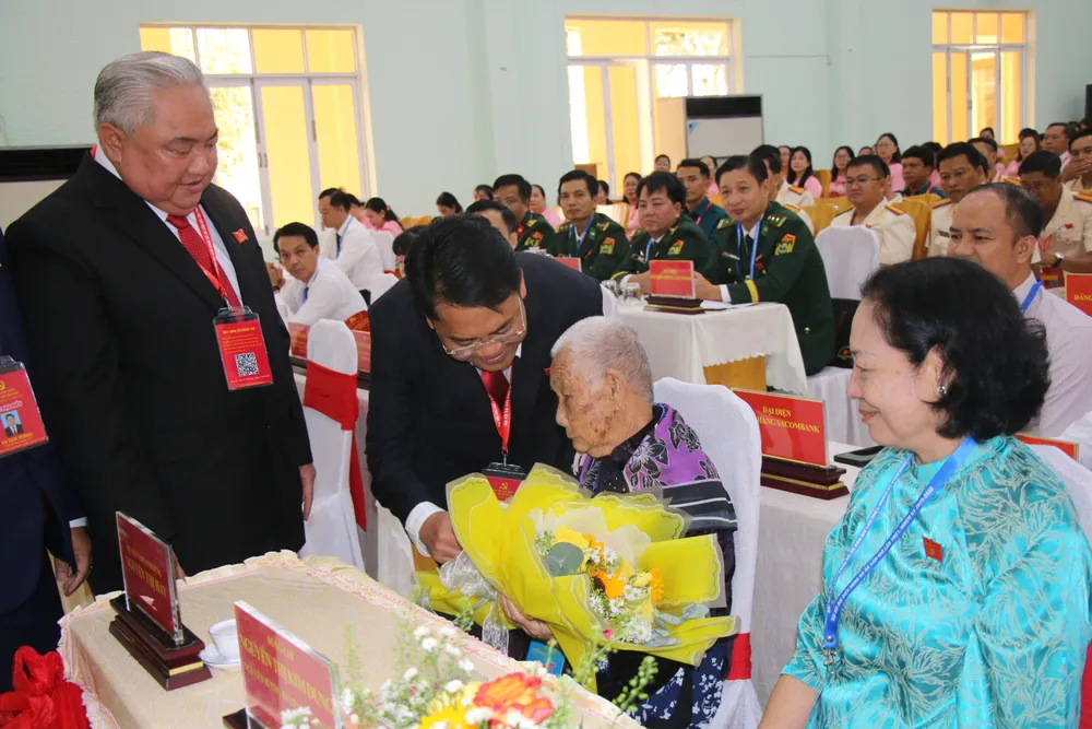 Lãnh đạo xã Cần Giờ tặng hoa Mẹ Việt Nam Anh hùng Nguyễn Thị Hay IMG_1921.jpeg