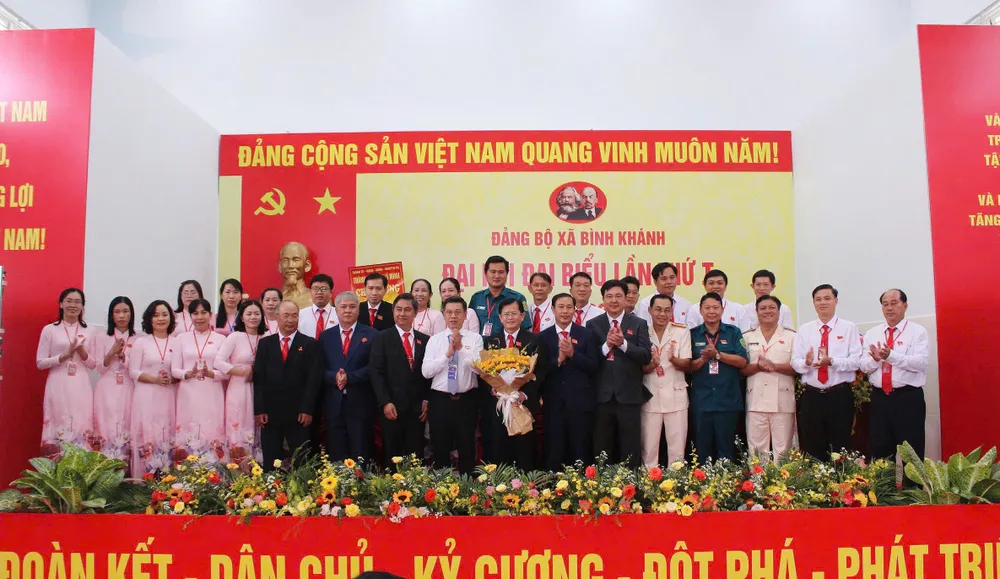 Ban Chấp hành Đảng bộ xã Bình Khánh ra mắt đại hội. Ảnh: KIM LINH 728e417b5582dddc8493.jpg