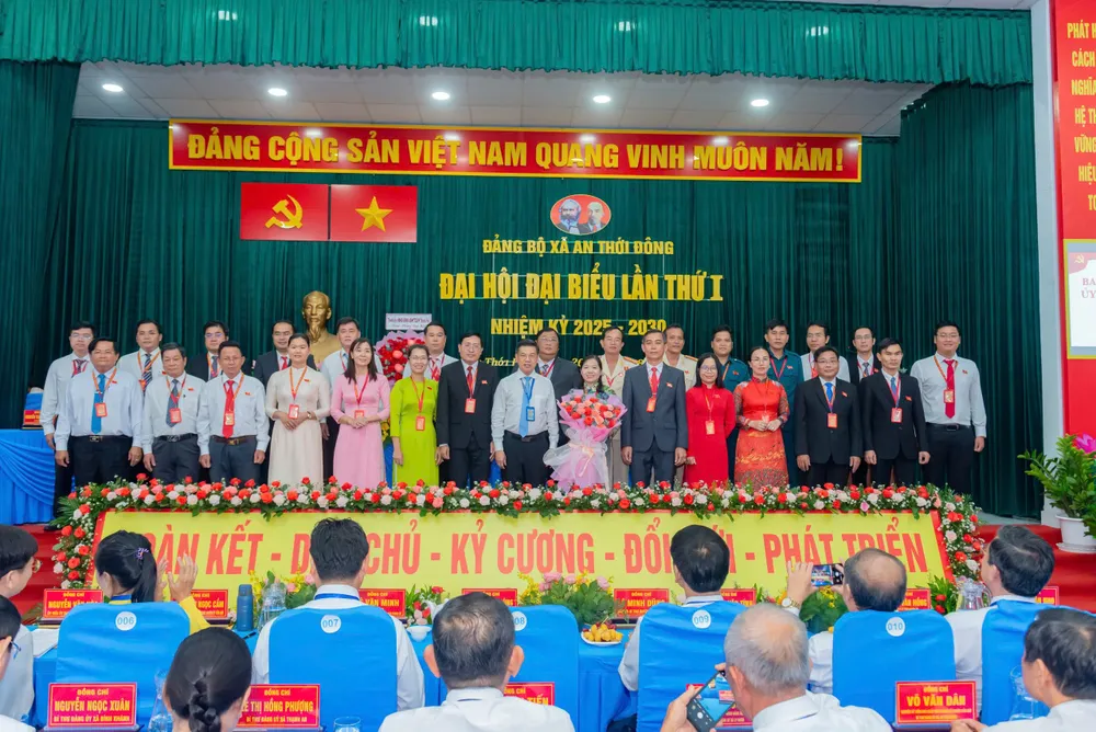 Ban Chấp hành Đảng bộ xã An Thới Đông ra mắt đại hội. Ảnh: THÁI NGUYỄN IMG_0116.jpeg