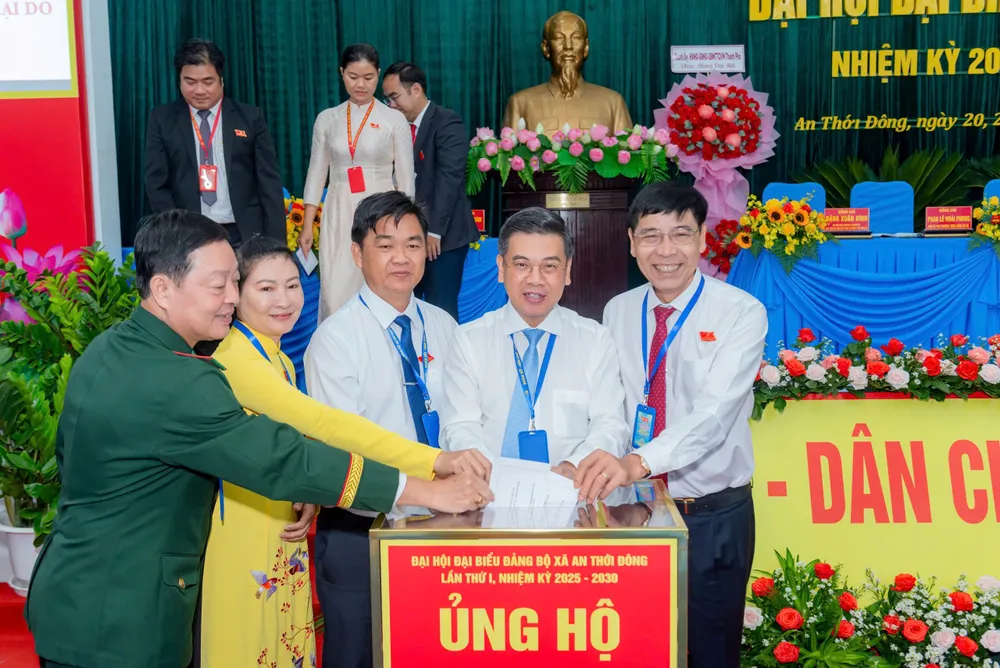 Đảng bộ xã An Thới Đông vận động quyên góp đồng bào bị bão lũ. Ảnh: THÁI NGUYỄN IMG_0117.jpeg