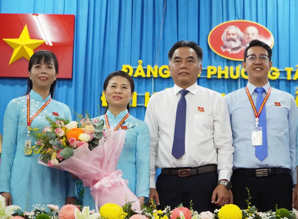 Đồng chí Nguyễn Lộc Hà (thứ hai từ phải qua) tặng hoa chúc mừng Ban Chấp hành Đảng bộ phường Tân Hòa IMG_0121.jpeg