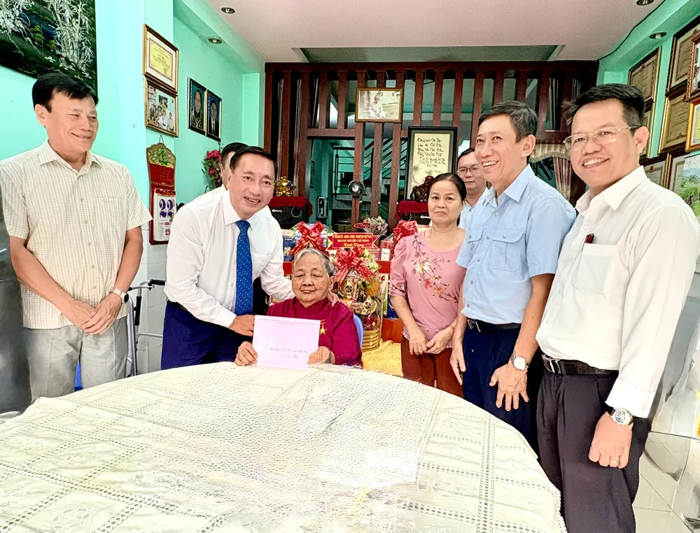 Đồng chí Phạm Thành Kiên thăm, tặng quà Mẹ Việt Nam Anh hùng Lê Thị Nhiên 00f5c90830bed5216c34456f3e6ed225.jpeg