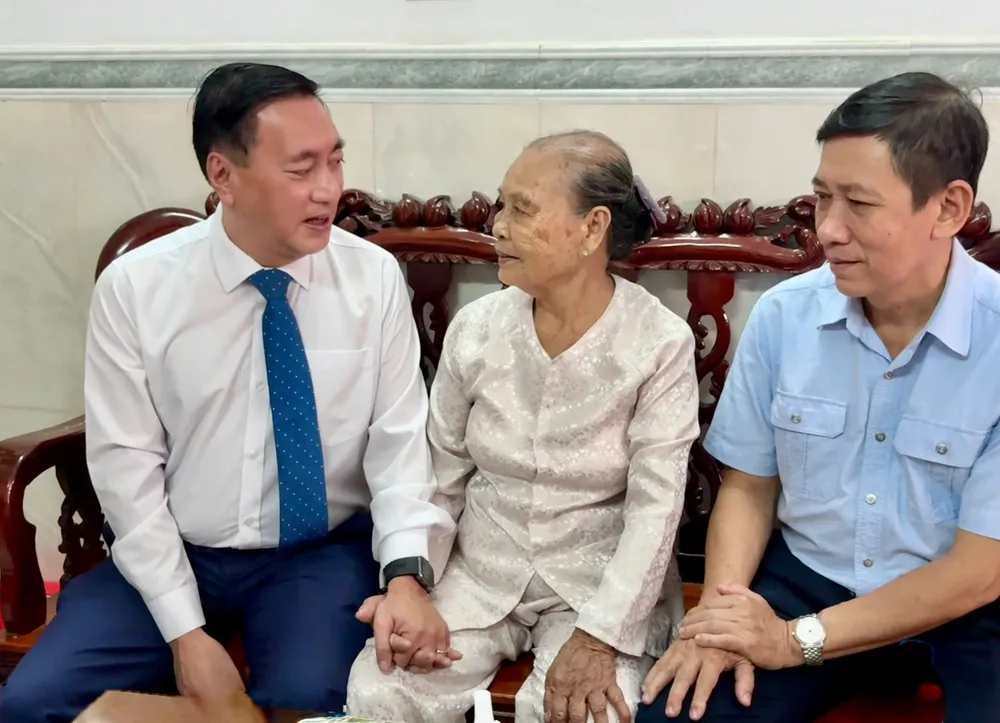 Phó Chủ tịch Thường trực HĐND Thành phố thăm, tặng quà Mẹ Việt Nam Anh hùng Nguyễn Thị Hướng IMG_0129.jpeg