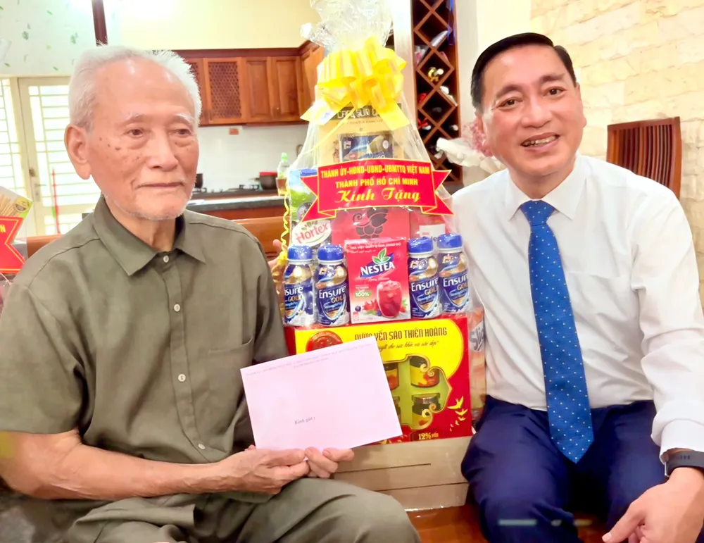 Đồng chí Phạm Thành Kiên, thăm, tặng quà đồng chí Hoàng Văn Tân - Cán bộ lão thành cách mạng IMG_0130.jpeg