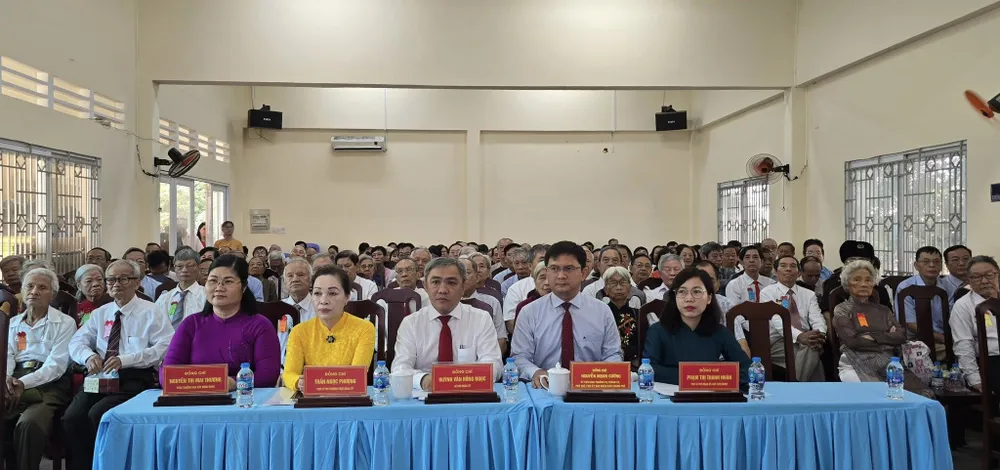 Đại biểu tham dự lễ trao Huy hiệu Đảng phường Hạnh Thông IMG_0153.jpeg