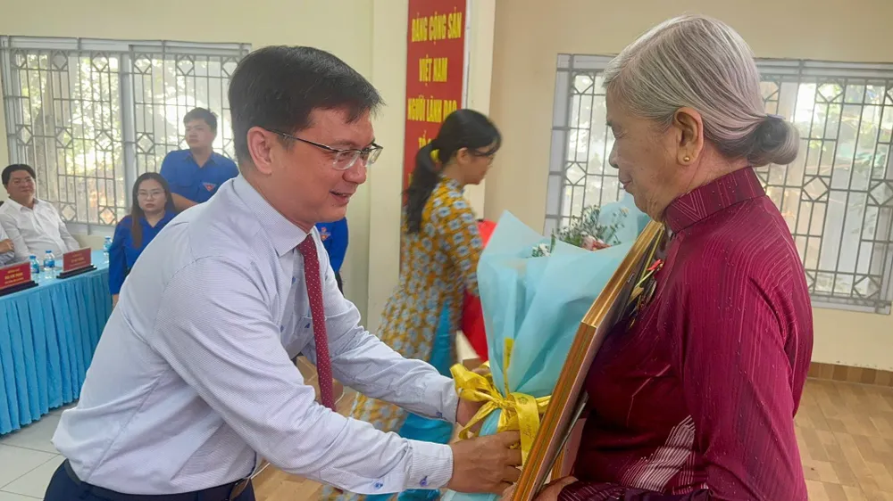 Đồng chí Nguyễn Mạnh Cường trao huy hiệu Đảng cho các Đảng viên IMG_0154.jpeg