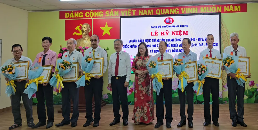 Đồng chí Huỳnh Văn Hồng Ngọc, Bí thư Đảng ủy phường trao huy hiệu Đảng cho các đảng viên IMG_0155.jpeg