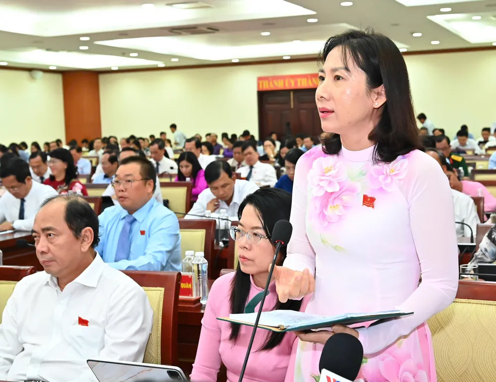 Giám đốc Sở Nội vụ TPHCM nêu ý kiến tại kỳ họp. Ảnh: VIỆT DŨNG IMG_0156.jpeg