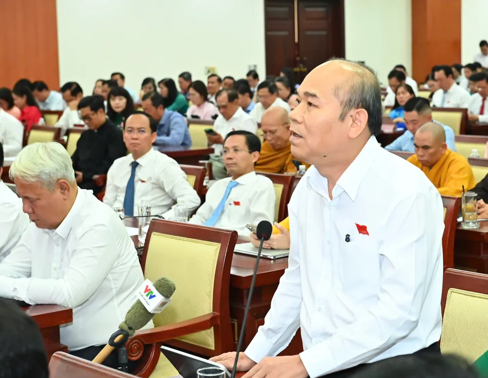 Đại biểu Trần Văn Bảy nêu ý kiến tại kỳ họp. Ảnh: VIỆT DŨNG IMG_0157.jpeg