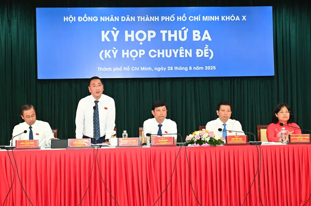 Đồng chí Phạm Thành Kiên điều hành phần thảo luận. Ảnh: VIỆT DŨNG IMG_0158.jpeg