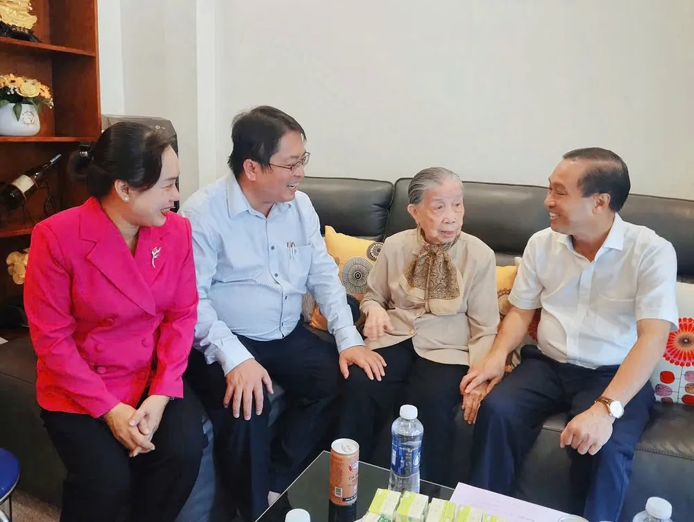 Đồng chí Huỳnh Thanh Nhân thăm hỏi, chúc sức khoẻ Mẹ Việt Nam Anh hùng Dương Kim Lan IMG_0174.jpeg