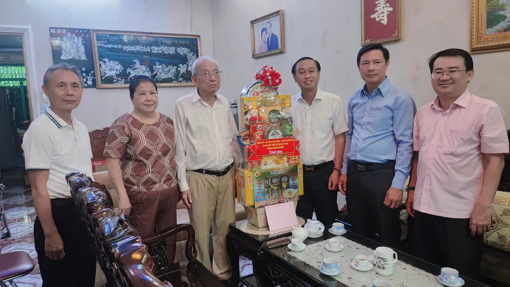 Lãnh đạo HĐND TPHCM thăm, tặng quà đến ông Hoàng Trình IMG_0175.jpeg