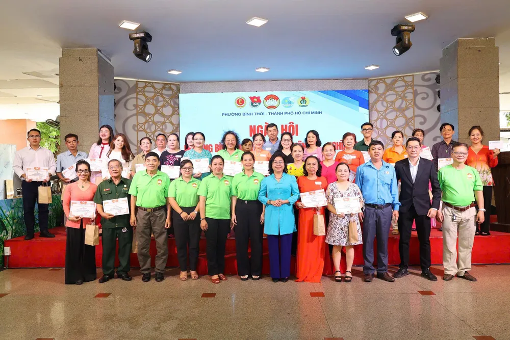 Ngày hội có sự tham dự của đại diện các đơn vị, mạnh thường quân; các chi hội, chi đoàn, công đoàn; gần 130 người cao tuổi và đông đảo nhân dân trên địa bàn IMG_0189.jpeg