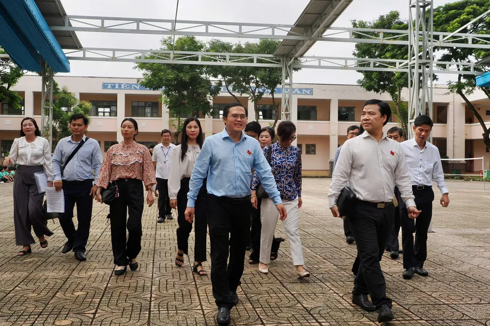 Đoàn công tác đã đến khảo sát tại Trường THCS Cần Thạnh (xã Cần Giờ). Ảnh: HOÀNG HÙNG 2fd34fae488bc2d59b9a.jpg