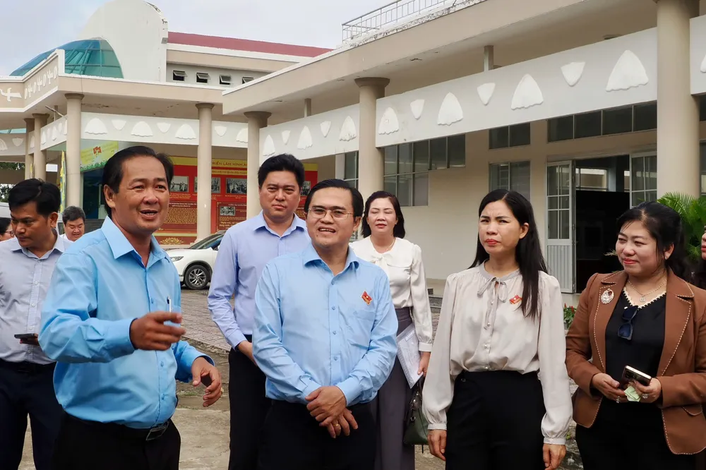 Ban Văn hóa - Xã hội HĐND TPHCM đến khảo sát tại Trung tâm cung ứng dịch vụ Văn hóa - Thể thao xã Cần Giờ. Ảnh: HOÀNG HÙNG b5457d337a16f048a907.jpg