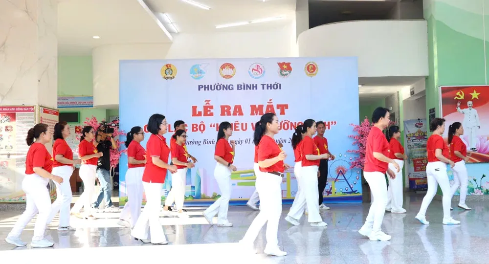 Đồng chí Trần Hải Yến, Bí thư Đảng ủy phường Bình Thới tham gia cùng các thành viên CLB biểu diễn tiết mục văn nghệ tại lễ ra mắt 1.jpg