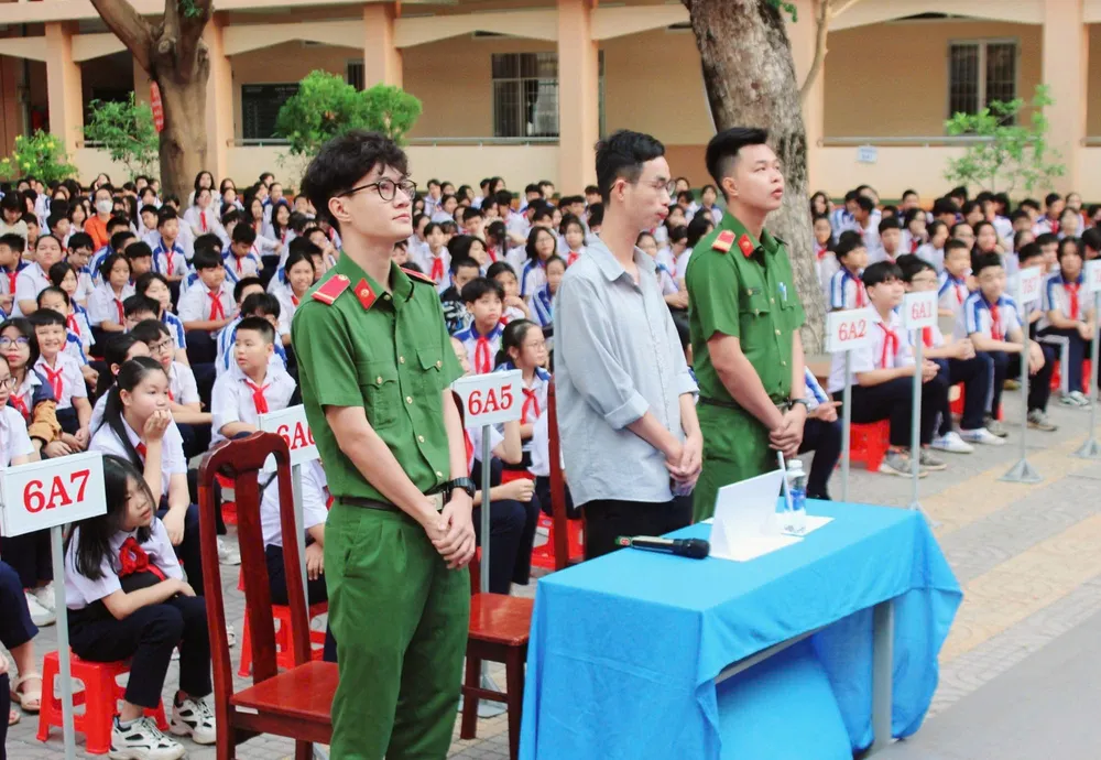 Phiên tòa giả định được tổ chức tại Trường Huỳnh Khương Ninh, phường Vũng Tàu, TPHCM nhằm tuyên truyền, phổ biến pháp luật một cách trực quan, sinh động đến giáo viên và học sinh. Ảnh: MẠNH THẮNG a6fe473e0db487eadea5.jpg