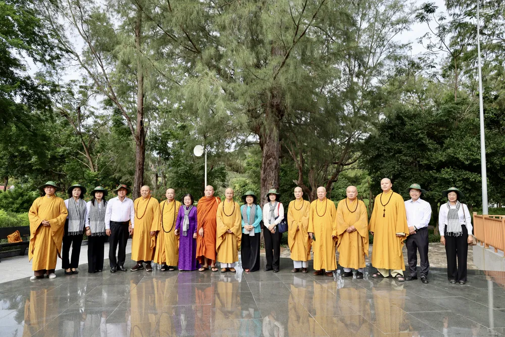 Lãnh đạo Thành phố chụp ảnh lưu niệm cùng các đại biểu. Ảnh: CẨM NƯƠNG IMG_0337.jpeg