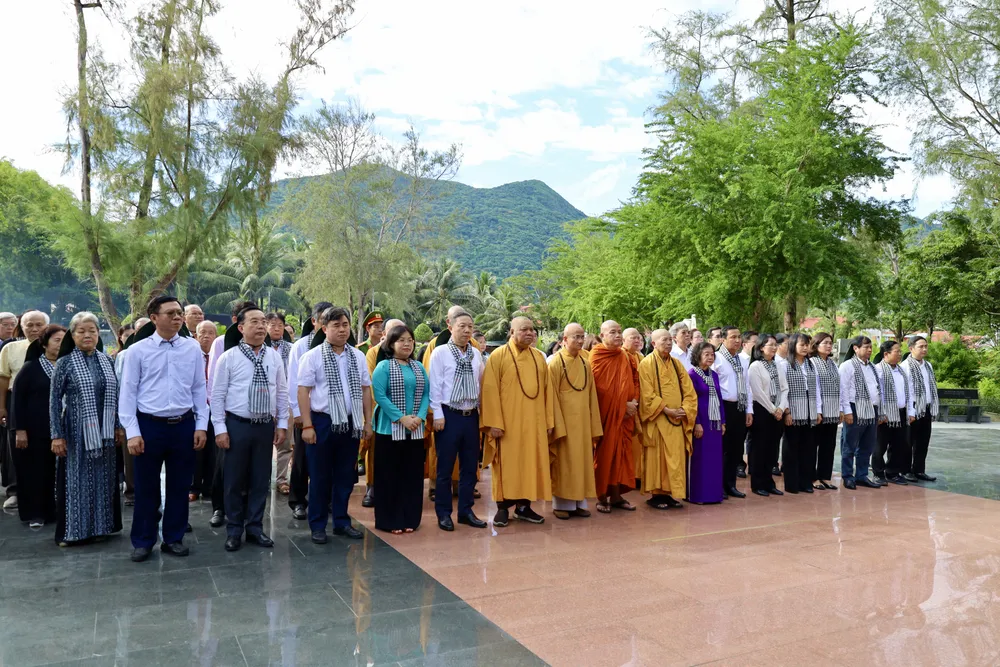 Đoàn đại biểu dâng hương tại Nghĩa trang Hàng Keo. Ảnh: CẨM NƯƠNG IMG_0344.jpeg