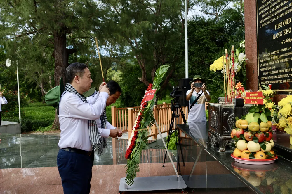 Trưởng Ban Tuyên giáo và Dân vận Thành ủy TPHCM Dương Anh Đức dâng hương tại Nghĩa trang Hàng Keo. Ảnh: CẨM NƯƠNG IMG_0361.jpeg