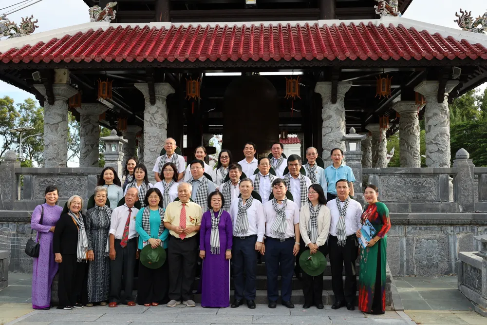 Đại biểu chụp ảnh lưu niệm tại đền thờ Côn Đảo. Ảnh: CẨM NƯƠNG IMG_0470.jpeg