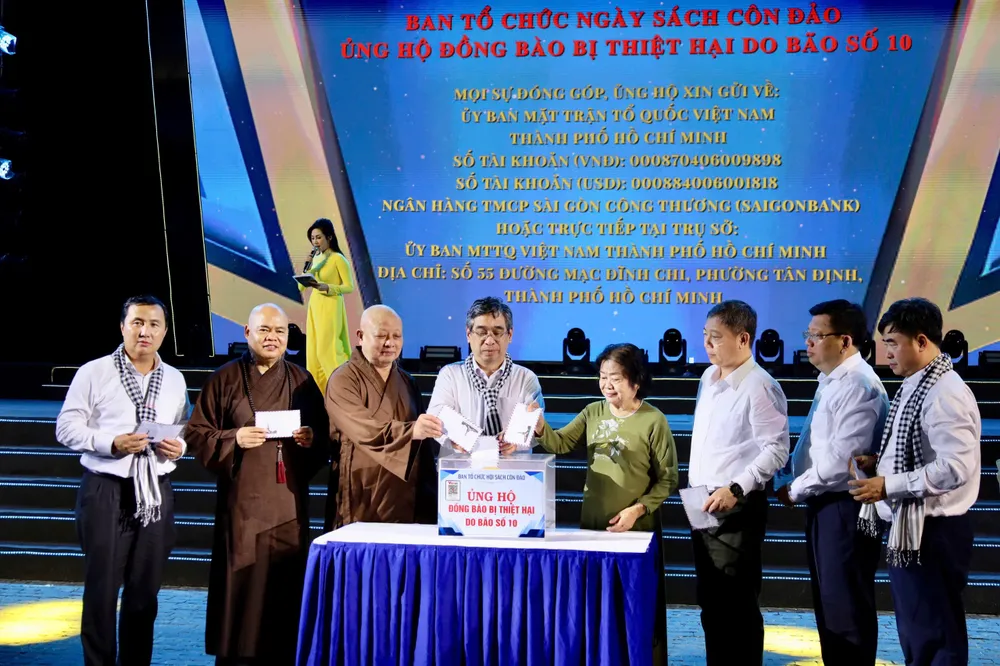 Tại lễ khai mạc hội sách đã phát động quyên góp ủng hộ đồng bào bị ảnh hưởng do bão, lũ IMG_0494.jpeg