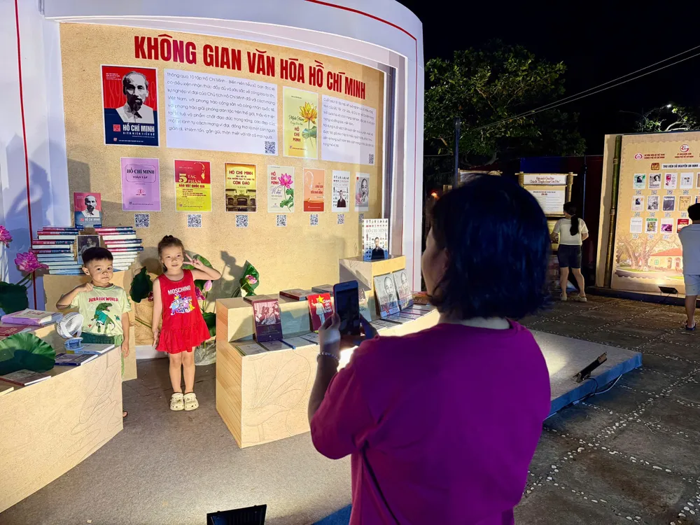 Chị Nguyễn Thị Phượng cùng các con tham quan hội sách IMG_0500.jpeg