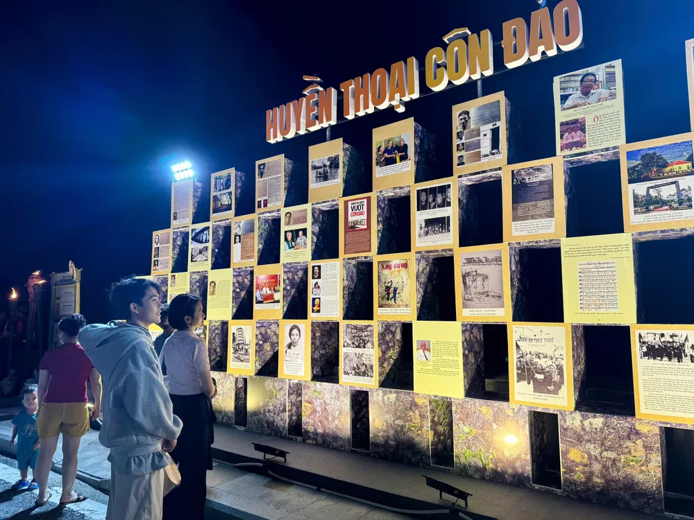Người dân địa phương háo hức tham quan không gian trưng bày tại hội sách IMG_0502.jpeg