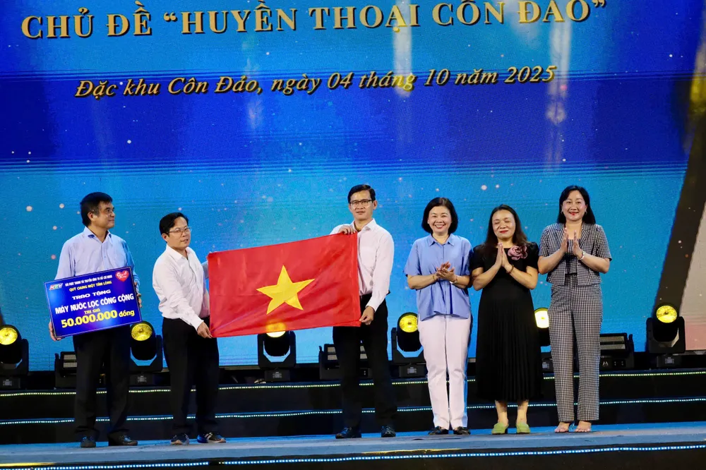 Lãnh đạo các cơ quan báo chí TPHCM trao tặng các phần quà cho đặc khu Côn Đảo IMG_0503.jpeg