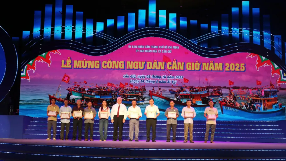 Bí thư Đảng ủy xã Cần Giờ Võ Hữu Thắng trao bằng khen cho các ngư dân có thành tích xuất sắc trong sản xuất, nuôi trồng và đánh bắt thủy sản. Ảnh: T.T. 1151f30ddaaf50f109be.jpg