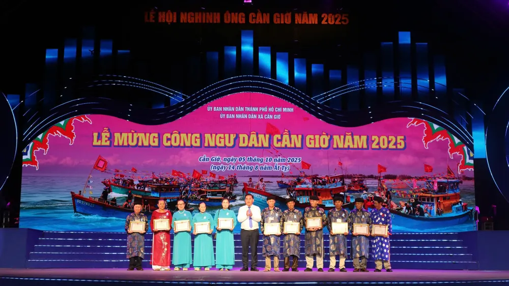 Chủ tịch UBND xã Cần Giờ trao bằng khen cho các cá nhân, đơn vị có đóng góp trong công tác bảo tồn, tôn tạo Lăng Ông Thủy Tướng. Ảnh: T.T. 44afcb29e28b68d5319a.jpg