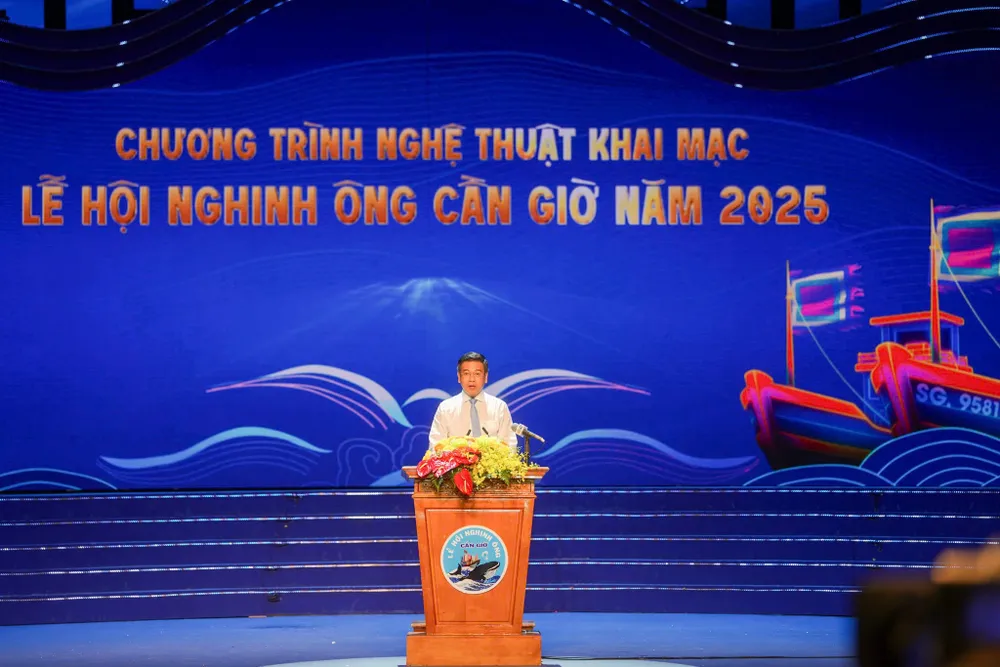 Phó Chủ tịch UBND TPHCM Nguyễn Văn Dũng phát biểu tại buổi lễ. Ảnh: T.T. 5df5f1bbc31949471008.jpg