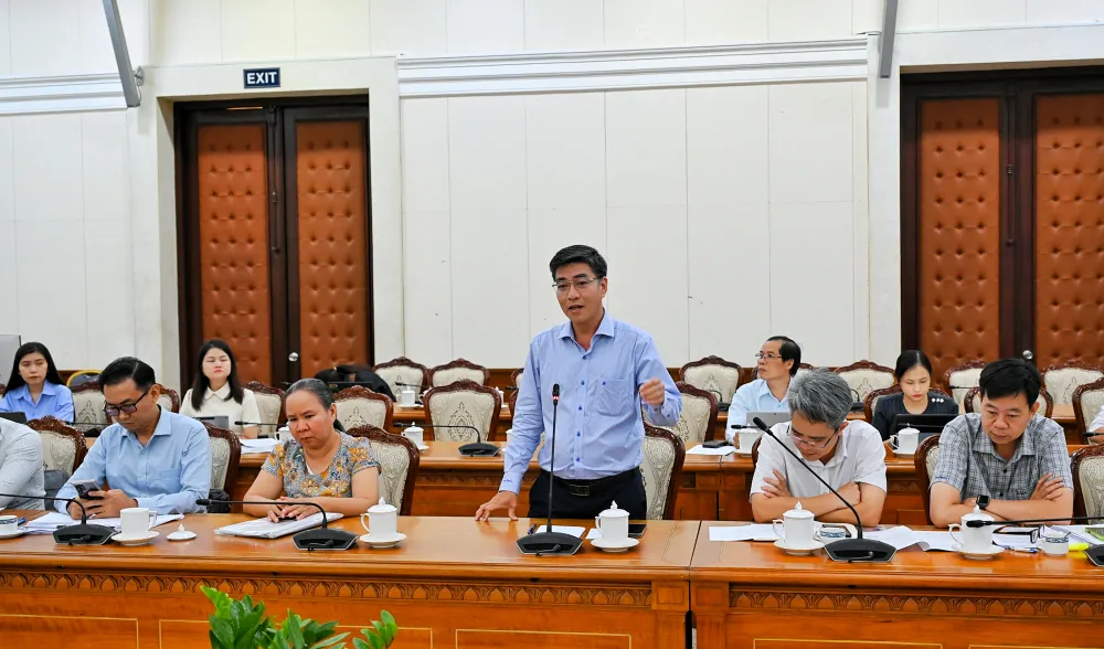 Đại diện Sở Nội vụ TPHCM chia sẻ tại buổi làm việc. Ảnh: MẠNH THẮNG Đại diện Sở Nội vụ đóng góp ý kiến, kiến nghị tại cuộc họp.jpeg