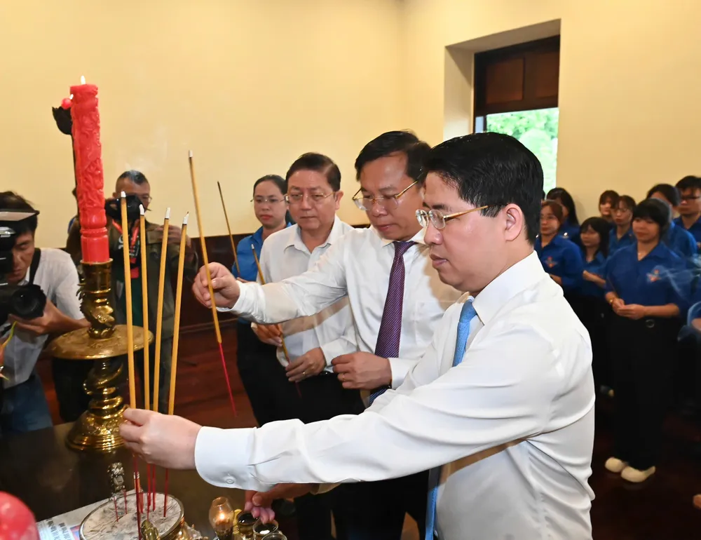 Chánh Văn phòng Thành ủy TPHCM Phạm Hồng Sơn cùng lãnh đạo các sở, ban, ngành dâng hương viếng Chủ tịch Hồ Chí Minh IMG_0525.jpeg