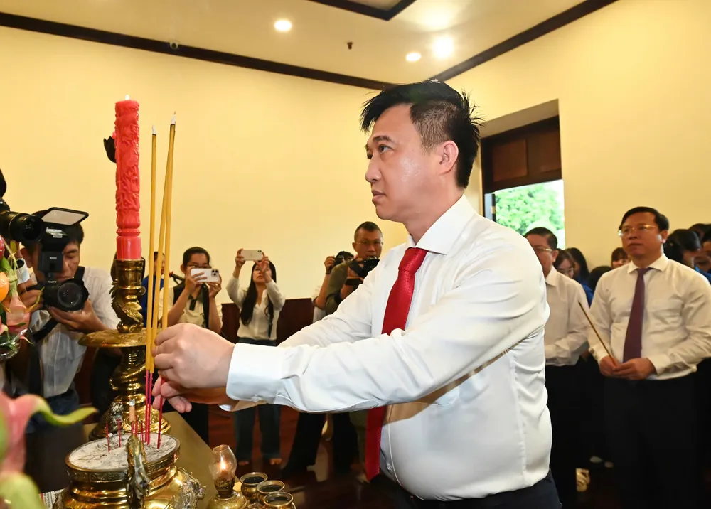 Phó Bí thư Thành ủy TPHCM Đặng Minh Thông dâng hương tưởng nhớ Chủ tịch Hồ Chí Minh tại Bảo tàng Hồ Chí Minh IMG_0527.jpeg