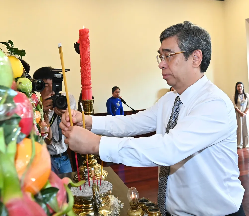 Đồng chí Nguyễn Phước Lộc cùng đoàn dâng hương tưởng nhớ Chủ tịch Hồ Chí Minh và Chủ tịch Tôn Đức Thắng IMG_0529.jpeg