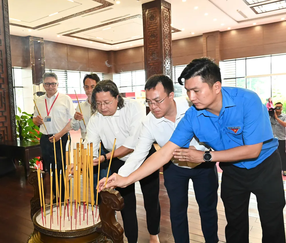 Các đại biểu dâng hương tưởng nhớ Chủ tịch Hồ Chí Minh và Chủ tịch Tôn Đức Thắng IMG_0534.jpeg