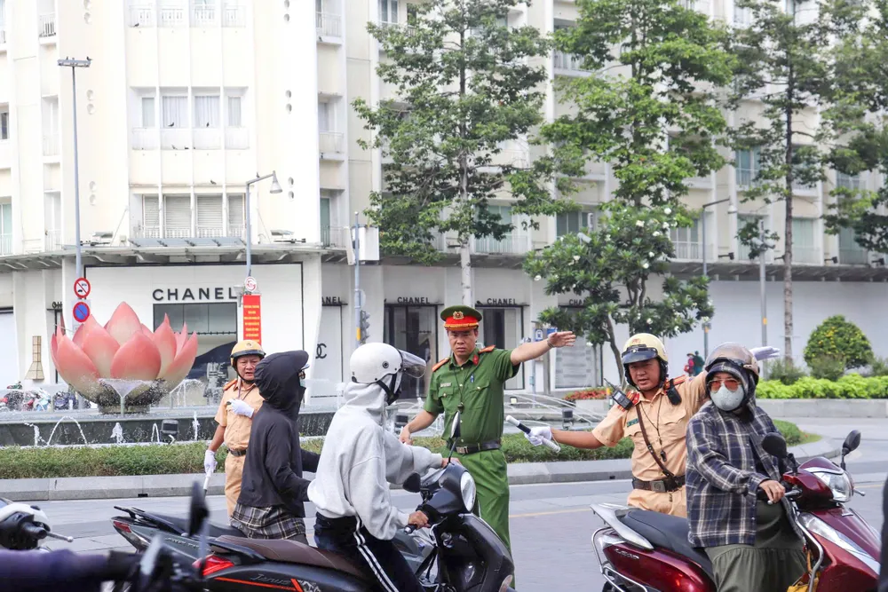Lực lượng công an tham gia điều tiết các phương tiện lưu thông tại khu vực phố đi bộ Nguyễn Huệ. Ảnh: VĂN ANH IMG_0536.jpeg