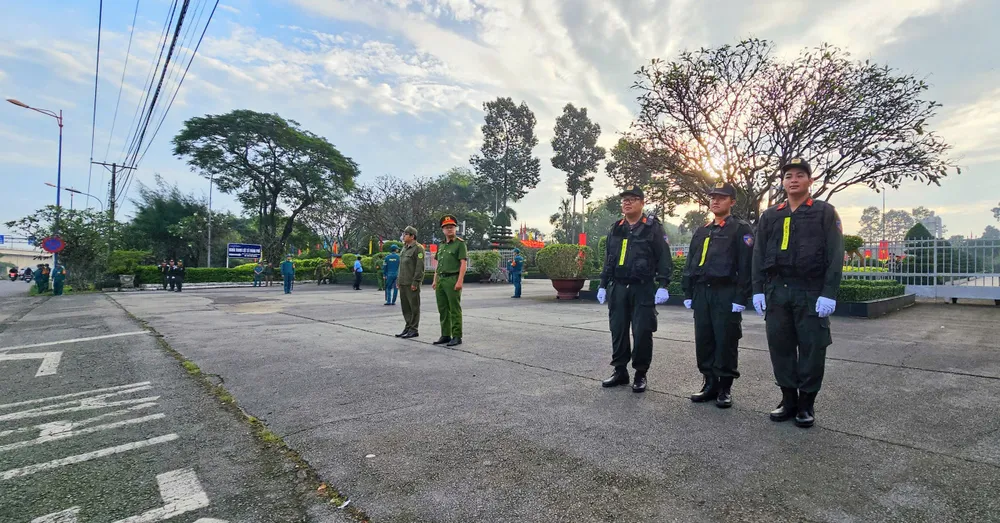 Khu vực Nghĩa trang Liệt sĩ TPHCM (phường Long Bình), nơi các đại biểu đến viếng trước khi vào phiên trù bị, lực lượng chức năng đã có mặt túc trực từ sáng sớm. Ảnh: MẠNH THẮNG IMG_0539.jpeg