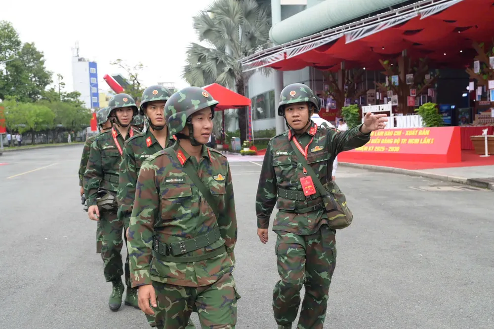 Lực lượng an ninh, quân đội tuần tra và bảo vệ khu vực diễn ra đại hội. Ảnh: VĂN MINH IMG_0543.jpeg