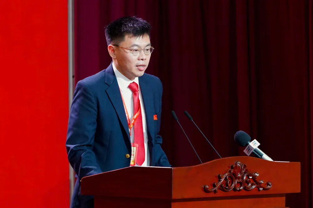 Đồng chí Trương Minh Huy Vũ, Viện trưởng Viện Nghiên cứu Phát triển TPHCM, trình bày tham luận. Ảnh: VIỆT DŨNG IMG_0561.jpeg