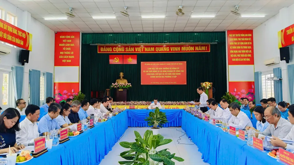 Lãnh đạo các địa phương báo cáo với tổ công tác. Ảnh: KIM ANH 7b8a1fbf584bd5158c5a.jpg