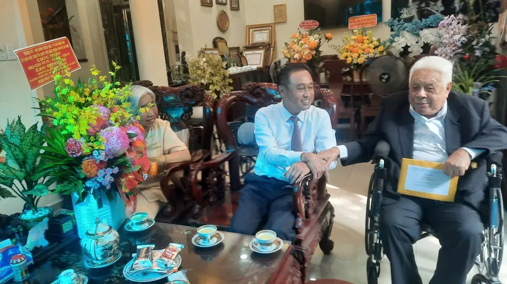 Đồng chí Huỳnh Thanh Nhân thăm và chúc mừng Nhà giáo ưu tú, GS-TS Cao Minh Thì