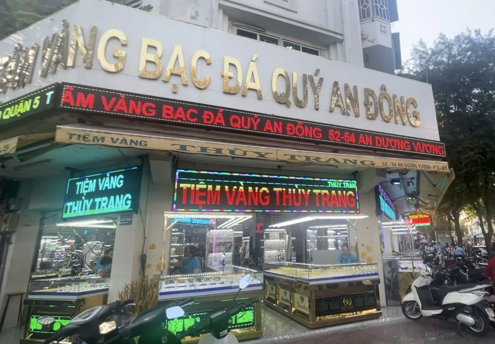 Khu phố vàng khu vực chợ An Đông chiều 11-5 khá đìu hiu. Ảnh: HẠNH NHUNG An Duong Vuong 1.jpg