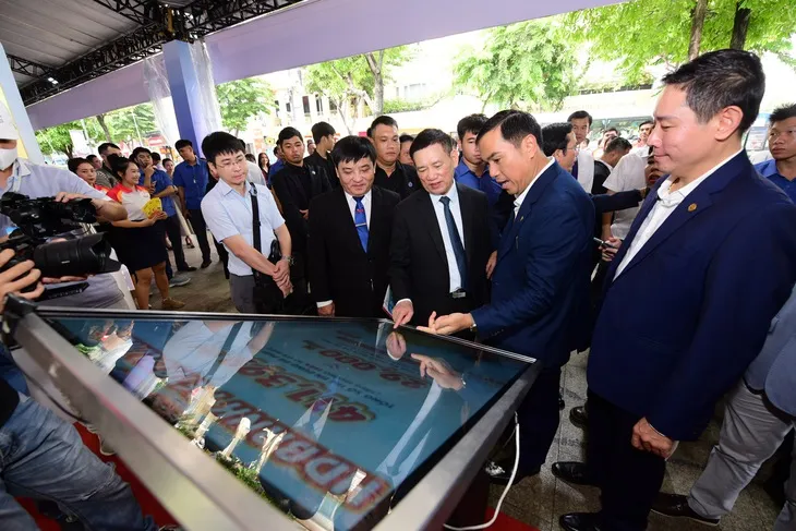 Phó Thủ tướng Chính phủ Hồ Đức Phớc cùng nhiều đại biểu trải nghiệm thanh toán số Pho Thu tuong.jpg