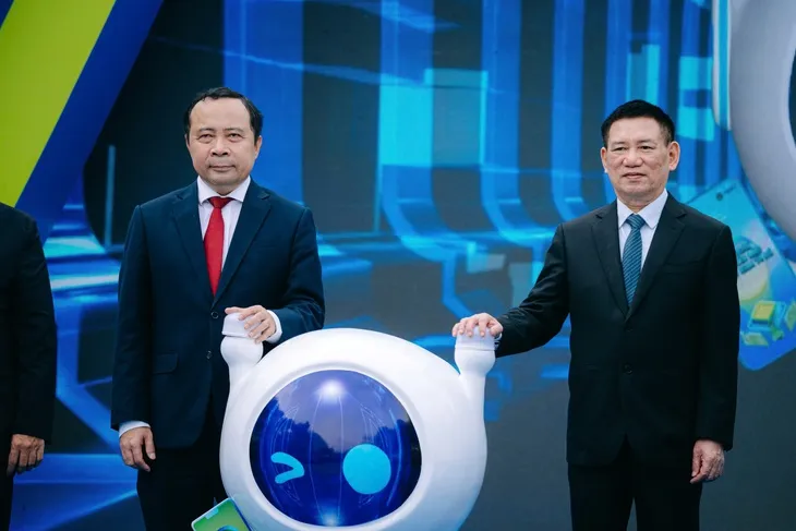 Phó Thủ tướng Chính phủ Hồ Đức Phớc và PGS.TS Vũ Hải Quân, Giám đốc Đại học Quốc gia TPHCM, ấn nút tại Lễ khai mạc “Lễ hội Không tiền mặt – Ting Ting Day 2025”